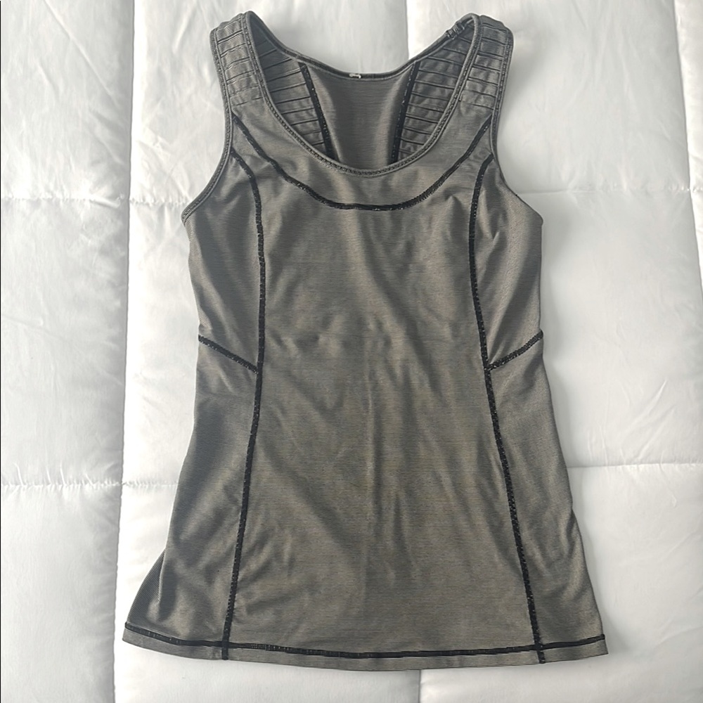 Lulu Lemon Women's Gray Sleeveless athletic stretch gym top black stitch pocket